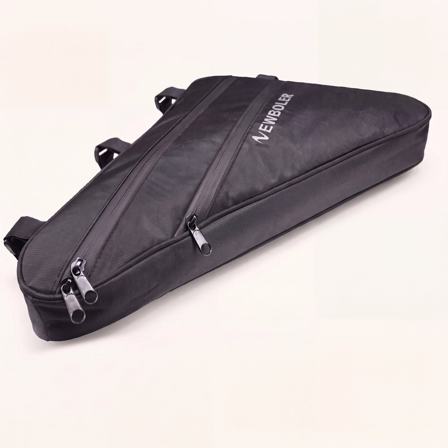 Sacoche de cadre vélo et e-bike grand volume NEWBOLER noire, profil sur fond crème