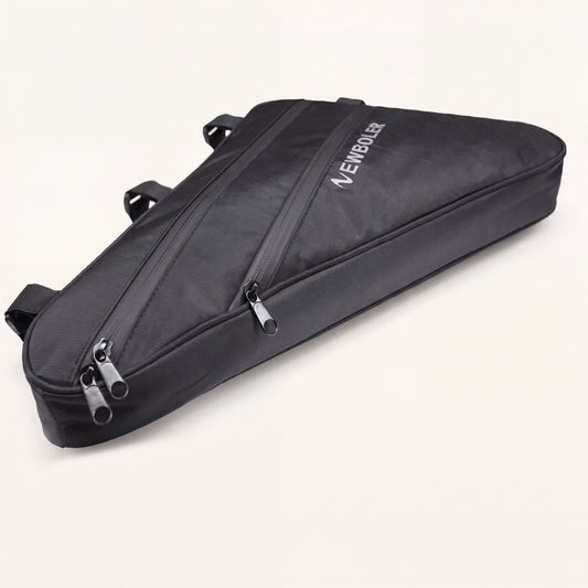 Sacoche de cadre vélo et e-bike grand volume NEWBOLER noire, vue trois quarts sur fond crème