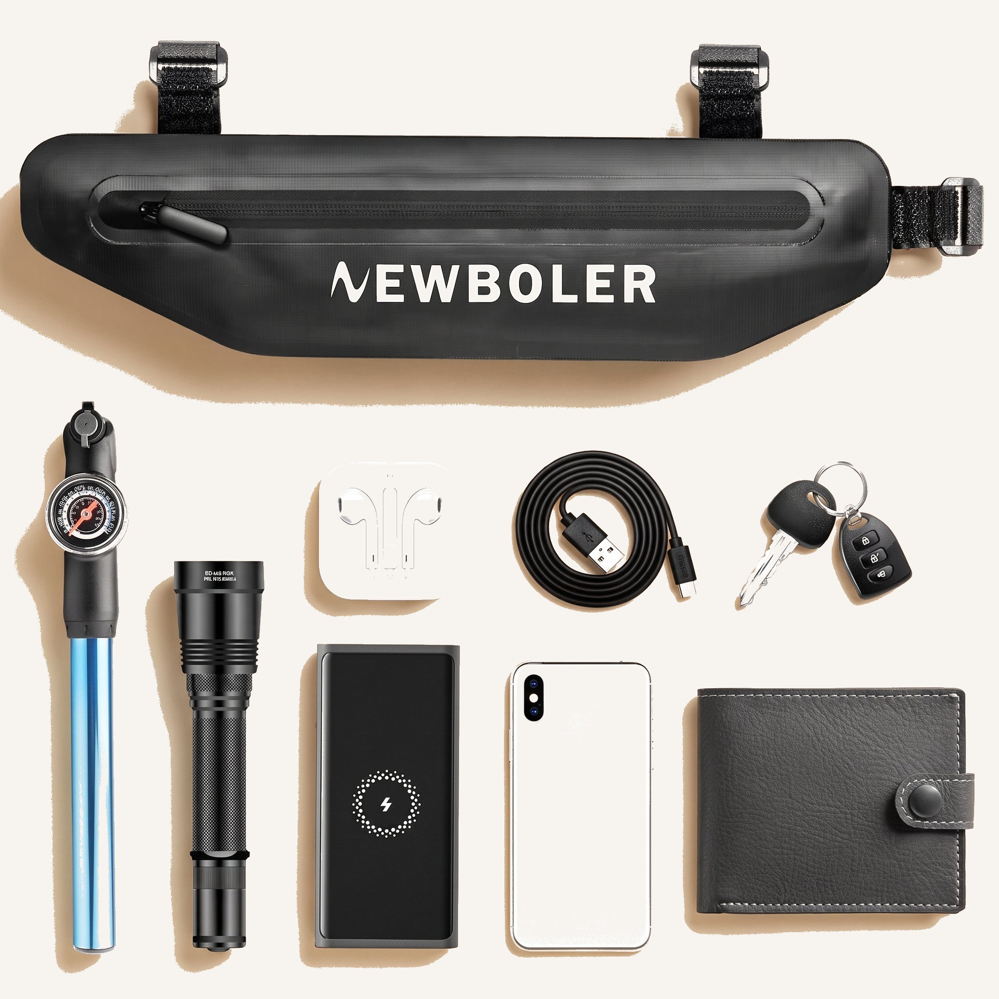 Contenu de la sacoche de cadre vélo triangle : pompe, lampe, batterie, téléphone, clés et câble
