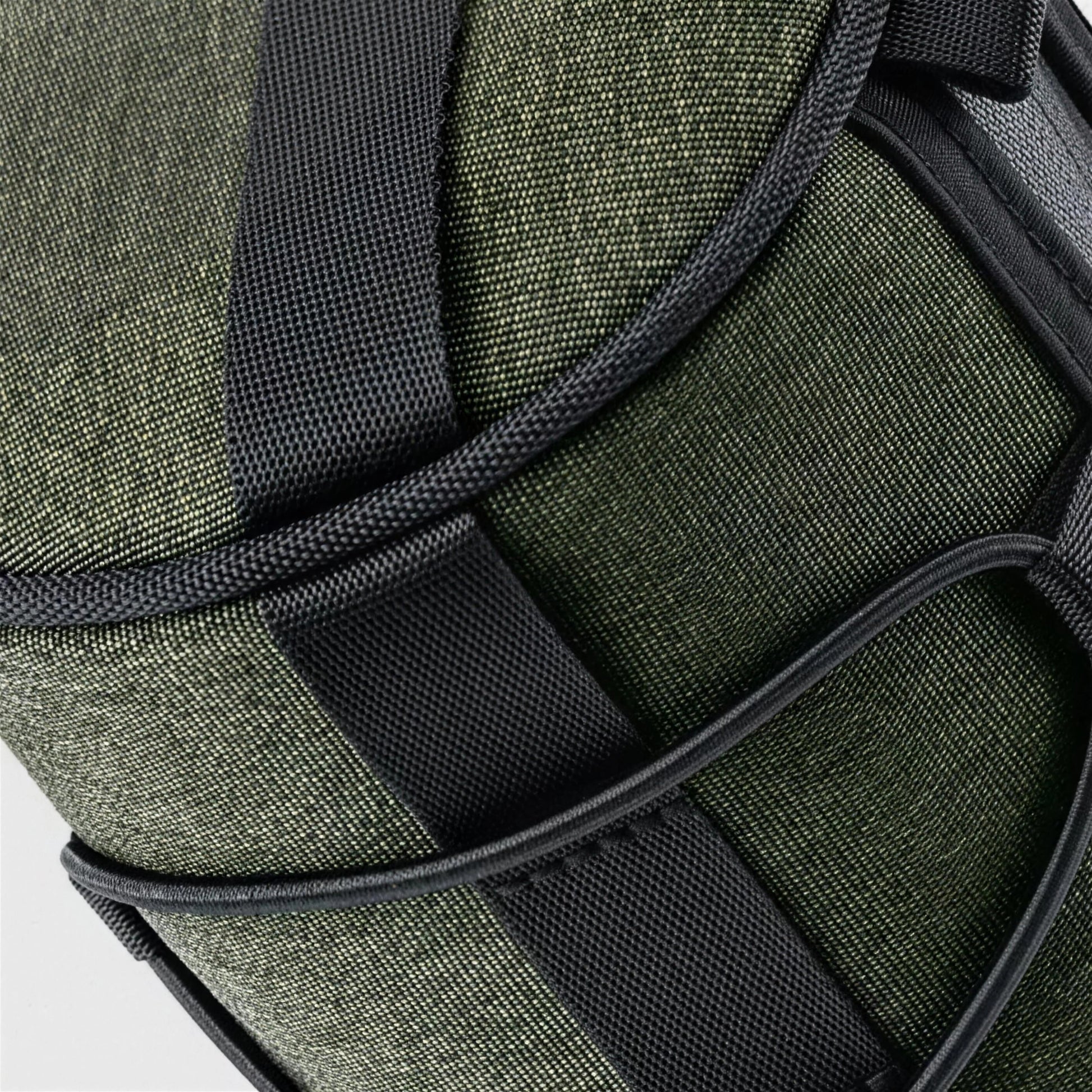 Gros plan du tissu nylon et des coutures de la sacoche de guidon vélo 2 L