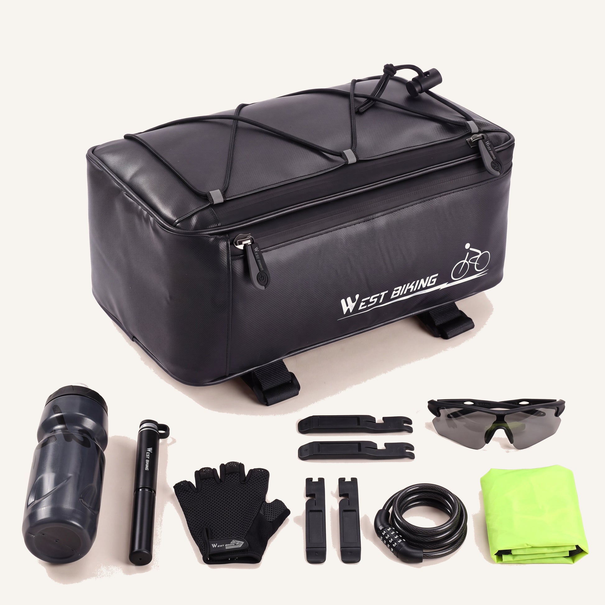 Sacoche de porte-bagage vélo 4 L (30 × 17 × 12 cm) et l'équipement cycliste qu'elle peut contenir, avec sa housse de pluie