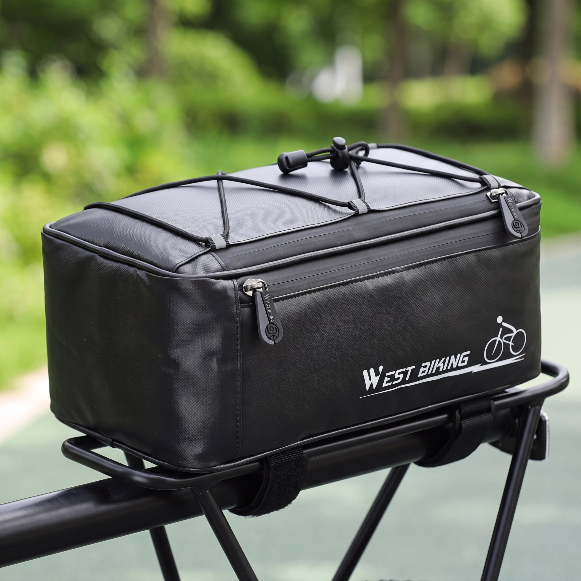 Fixation de la sacoche de porte-bagage vélo 4 L par sangle auto-agrippante d'environ 39 cm autour du tube, sans outil