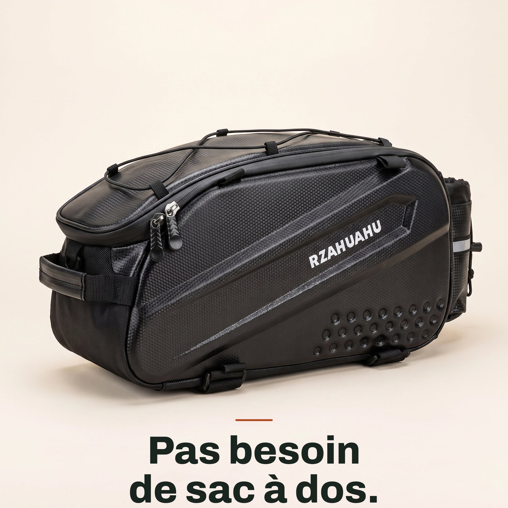 Sacoche de porte-bagage vélo à coque rigide noire, vue de trois quarts sur fond crème