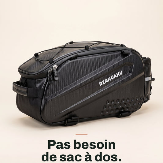 Sacoche de porte-bagage vélo à coque rigide noire, vue de trois quarts sur fond crème