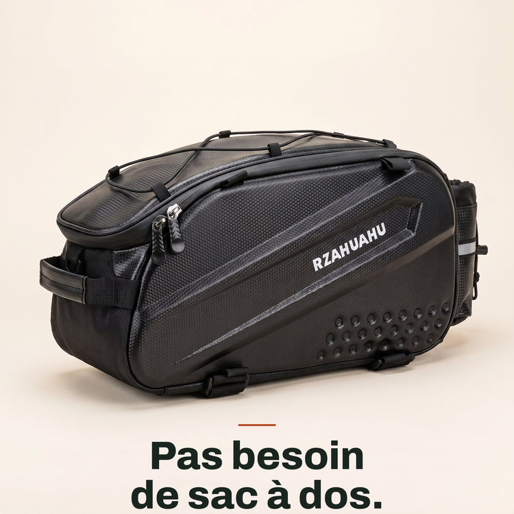 Sacoche de porte-bagage vélo à coque rigide noire, vue de trois quarts sur fond crème