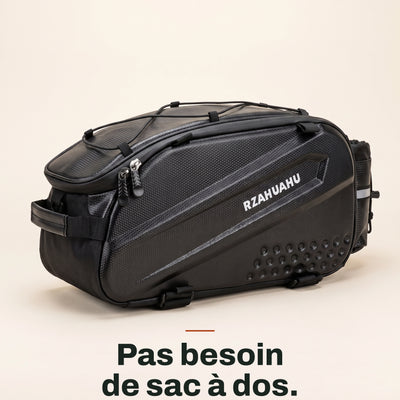 Sacoche de porte-bagage vélo à coque rigide noire, vue de trois quarts sur fond crème