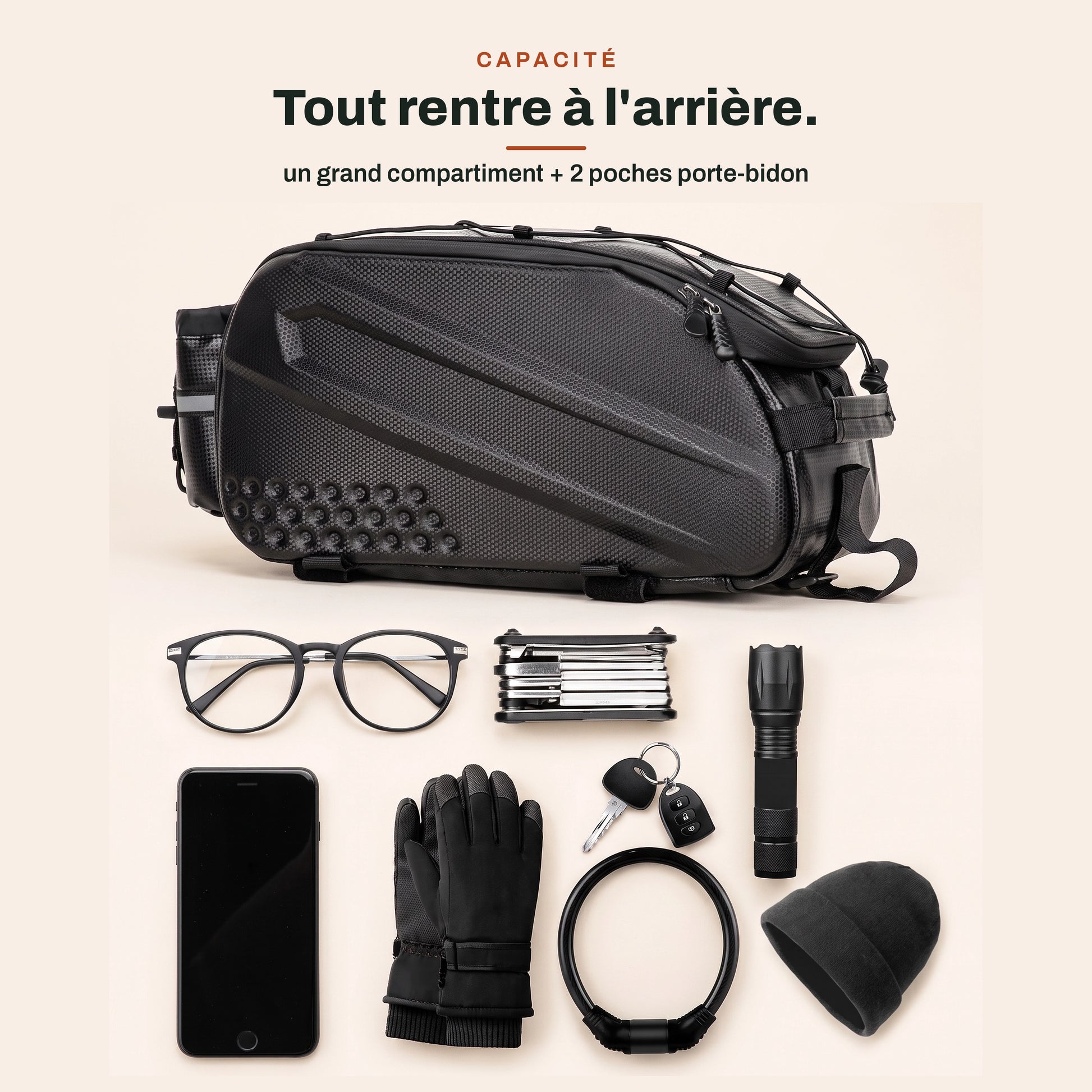 Sacoche de porte-bagage vélo et son contenu : grand compartiment et deux poches porte-bidon