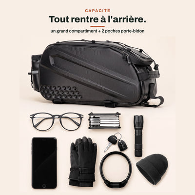 Sacoche de porte-bagage vélo et son contenu : grand compartiment et deux poches porte-bidon