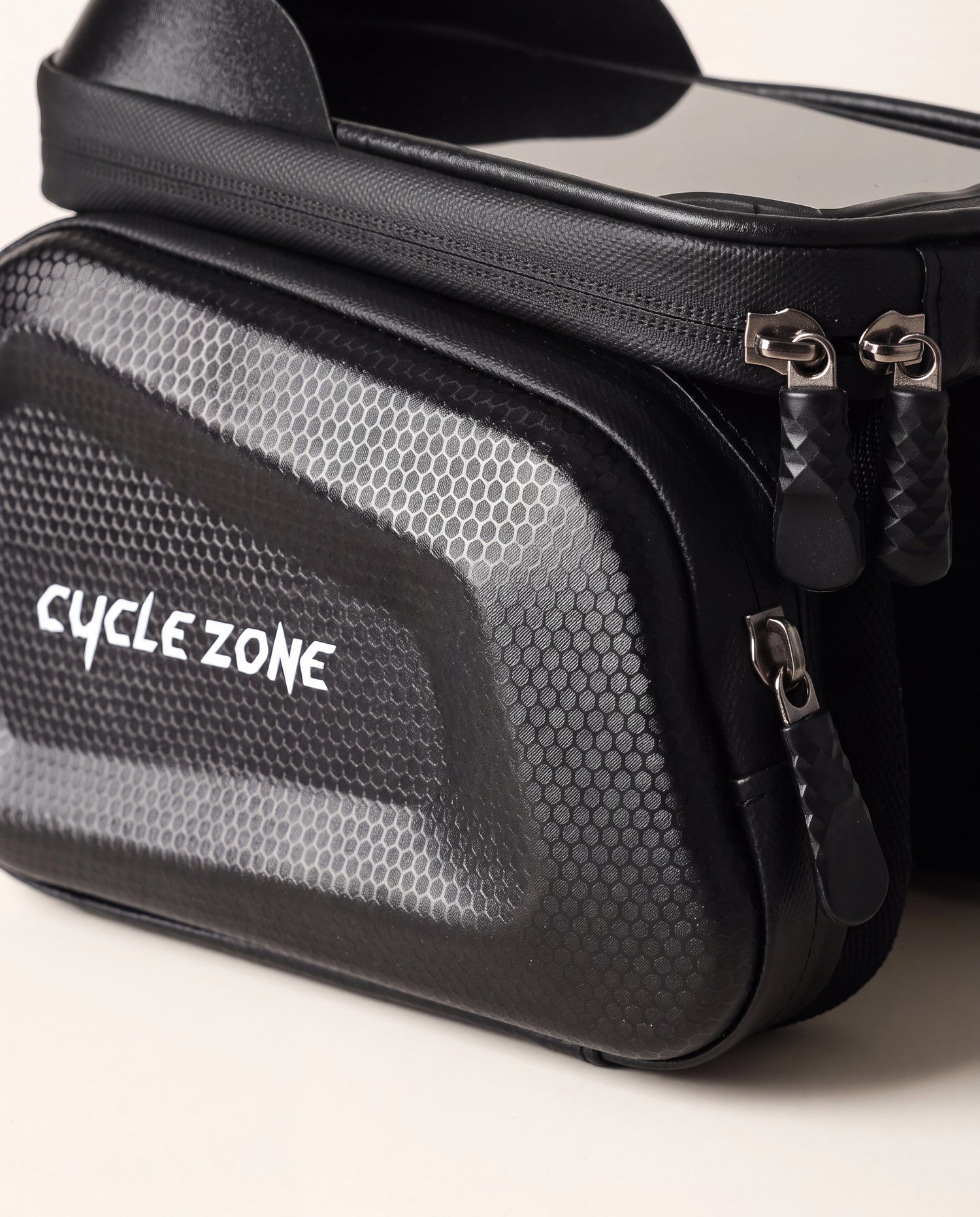 Coque rigide PU EVA TPU texture carbone et double zip de la sacoche porte-téléphone vélo, gros plan