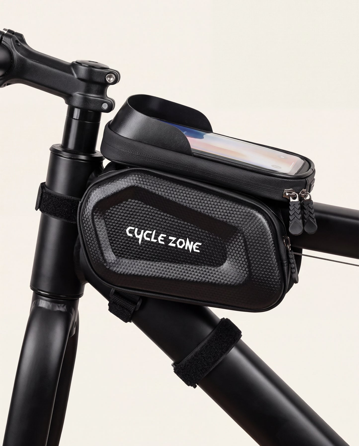 Fixation par sangles auto-agrippantes de la sacoche porte-téléphone sur le tube supérieur du vélo