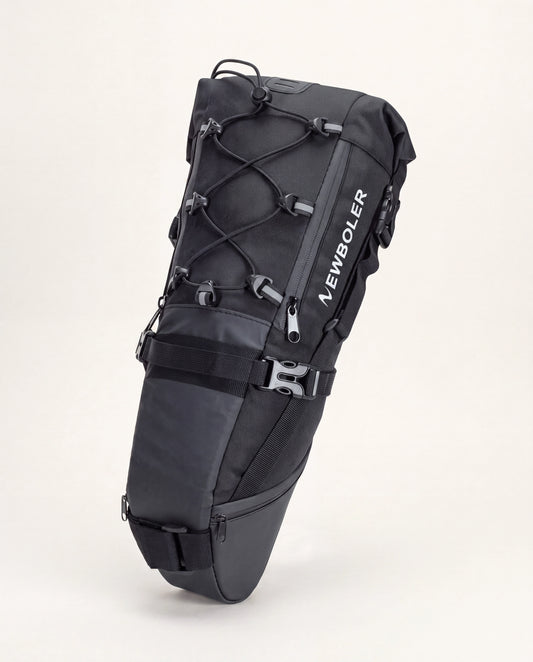 Sacoche de selle vélo bikepacking noire 10 à 15 L, roll-top et cordon élastique