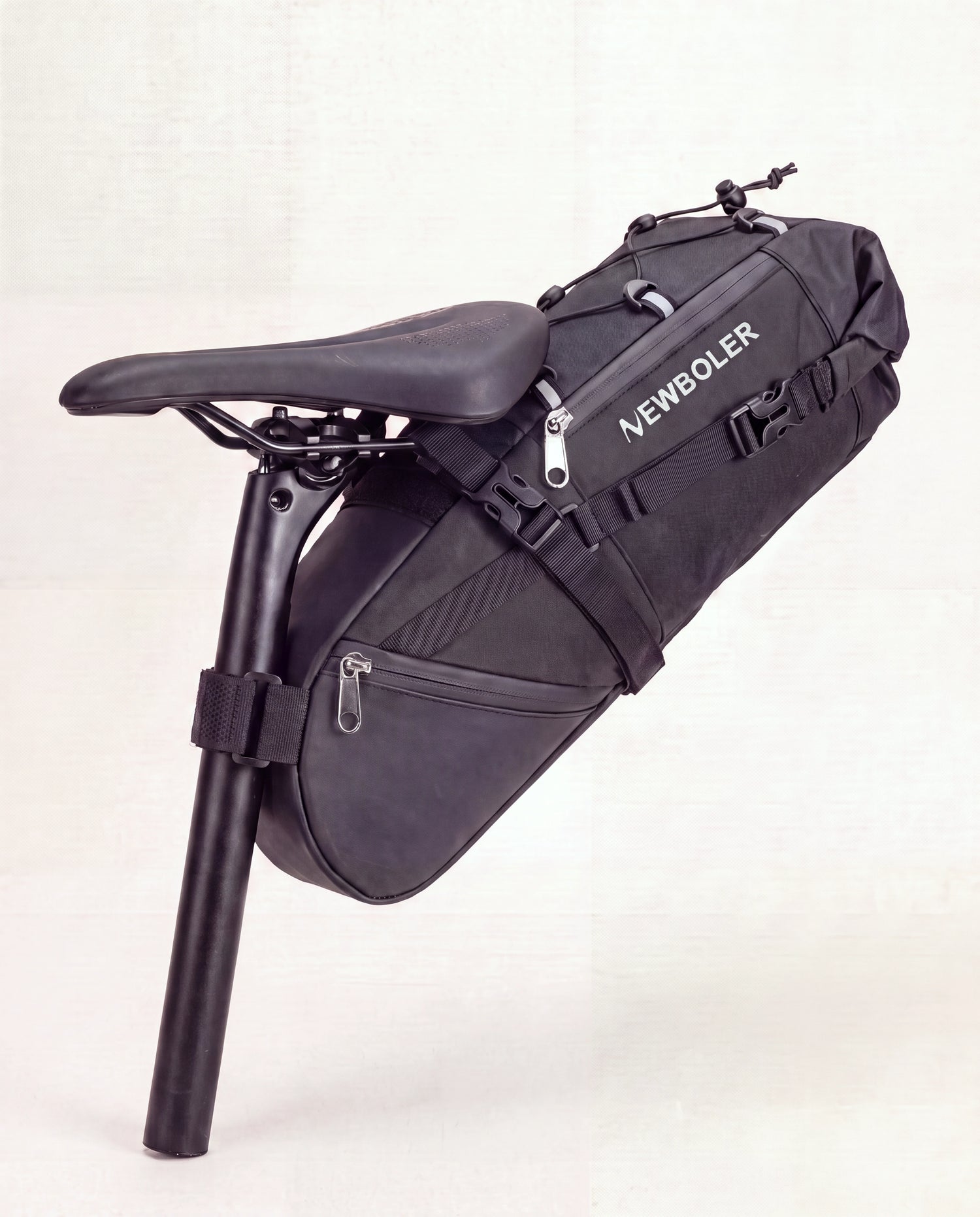 Fixation sans outil de la sacoche de selle vélo bikepacking sur rails et tige de selle