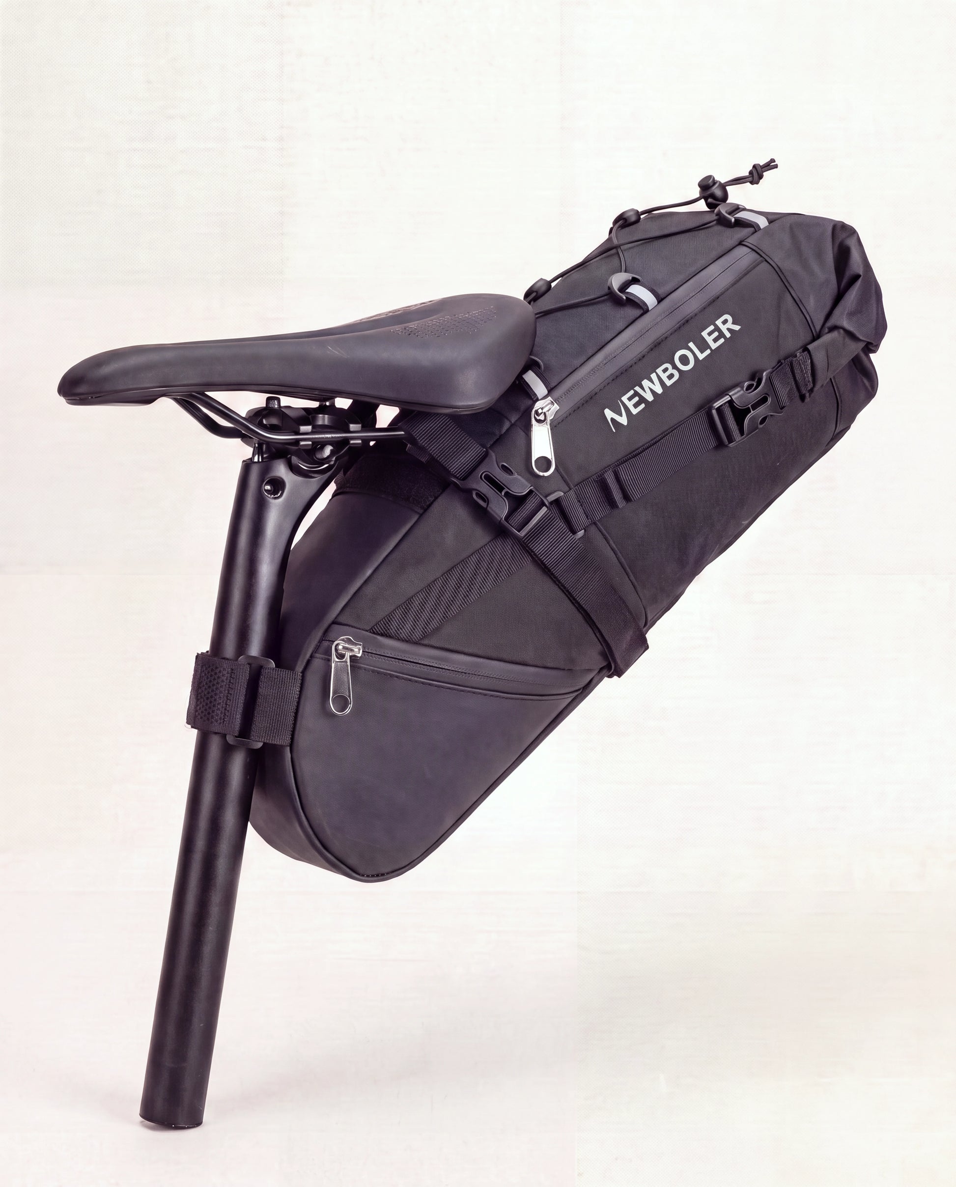 Fixation sans outil de la sacoche de selle vélo bikepacking sur rails et tige de selle