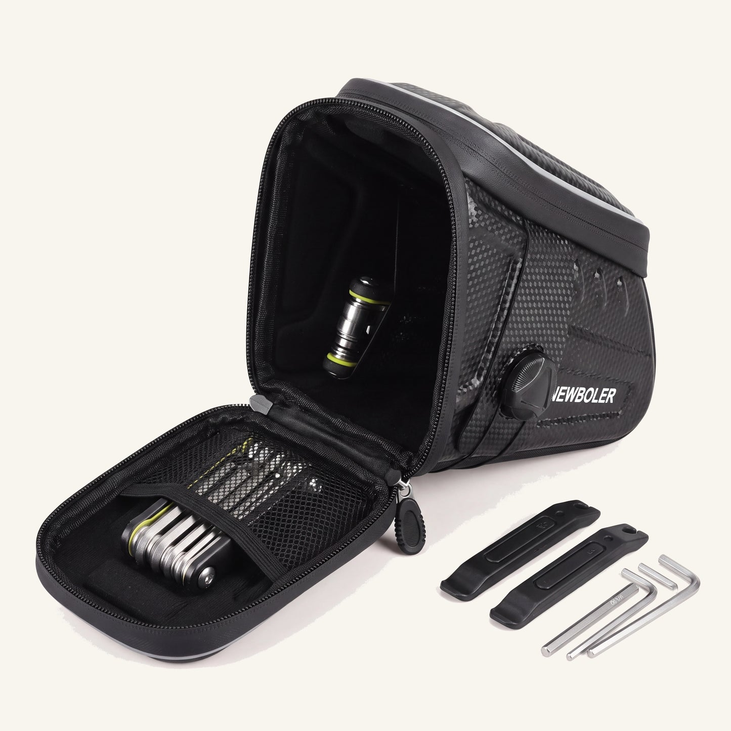 Sacoche de selle vélo ouverte montrant la poche filet et un kit de réparation : multi-outil, démonte-pneus, clés Allen