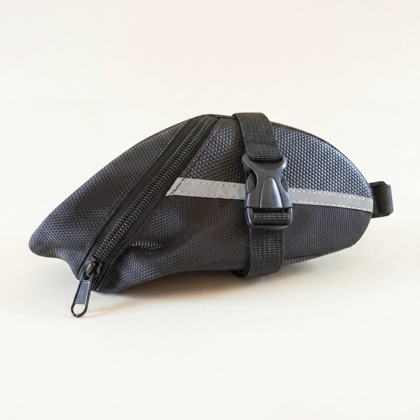 Sacoche vélo sous-selle en nylon 600D noire, format compact 21 × 9,5 × 9 cm avec bande réfléchissante