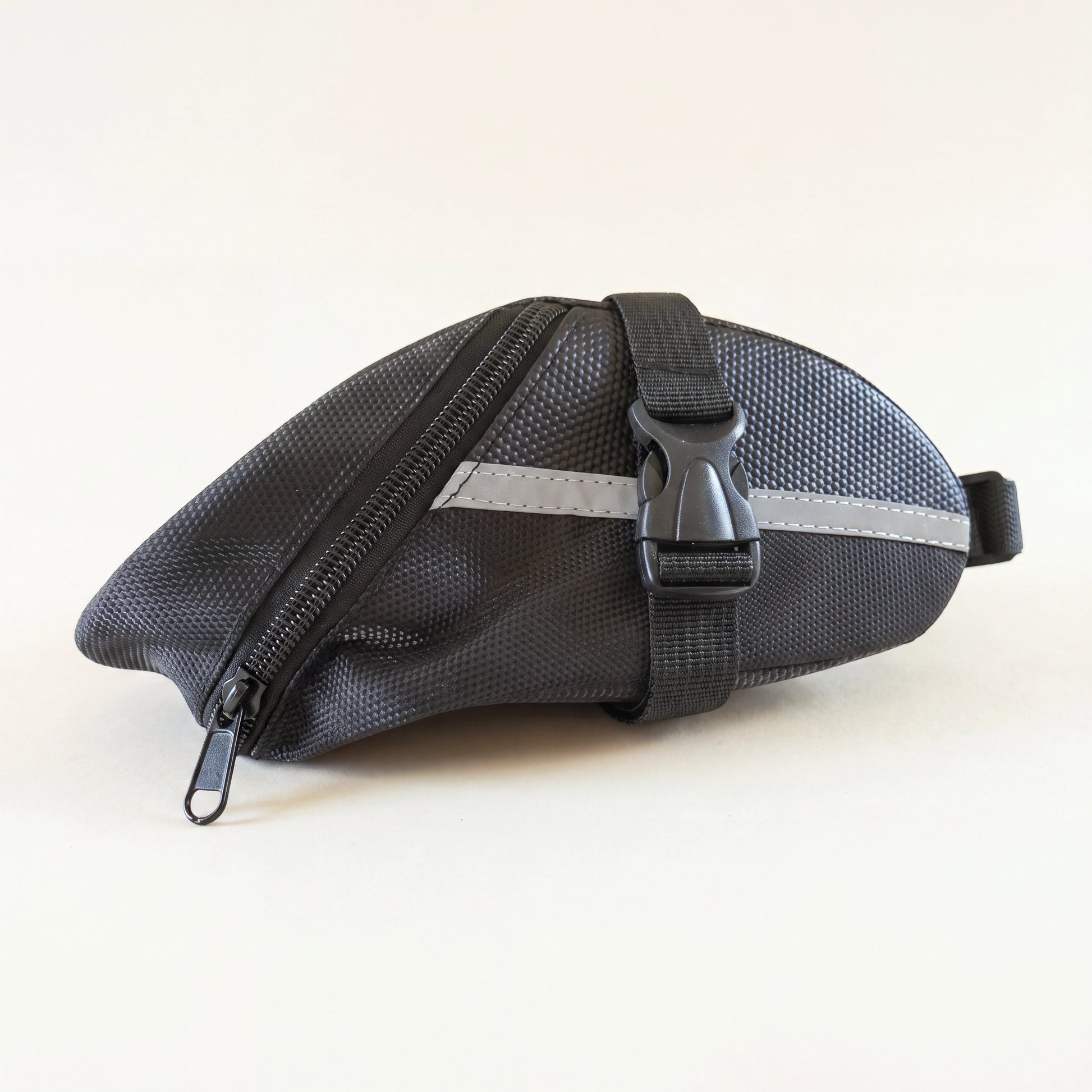 Sacoche vélo sous-selle en nylon 600D noire, format compact 21 × 9,5 × 9 cm avec bande réfléchissante